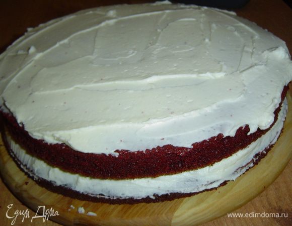 Теперь коржи смазываем кремом, бока также хорошенько промазываем.