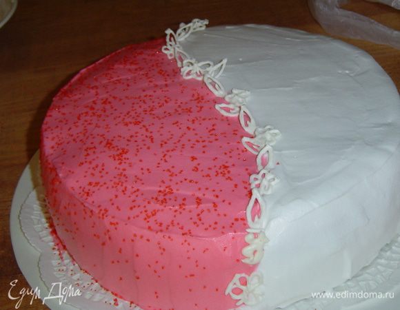 Для украшения торта я использовала взбитые с сахаром жирные сливки, разделила их на две части и в одну добавила немного красного красителя, перемешала и получился очаровательный цвет. Затем нанесла сливки на верхний корж и бока, разделила их фигурками из айсинга, а красную часть посыпала цветным сахаром.