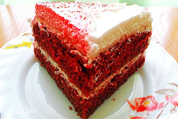 А вот так торт выглядит в разрезе. (Фото сделано Викой Тори, так как торт я готовила для нее.)