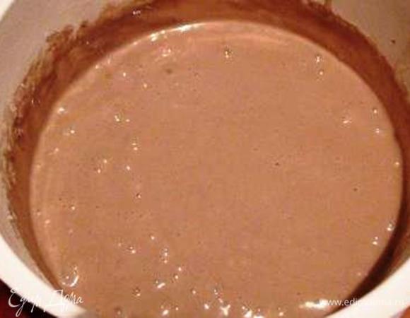 Смешать все продукты для коржей, взбить до однородной массы и разделить на 2 равные части.