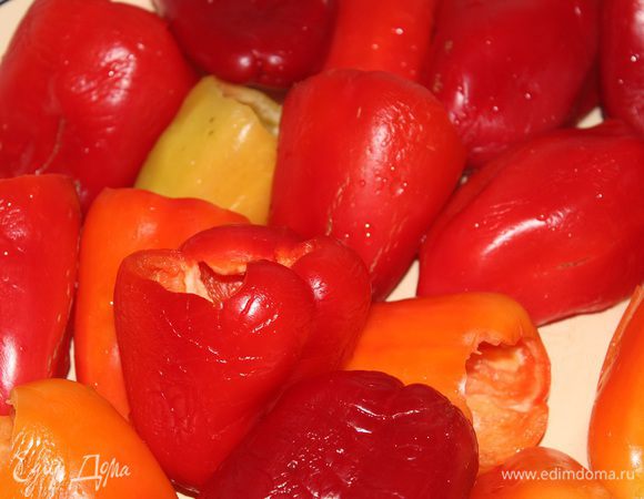 Перцы вымыть, удалить хвостики.
