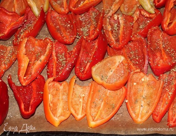 Противень застелить пергаментной бумагой, выложить половинки перцев, посолить, посыпать травами, сбрызнуть маслом и отправить в духовку, разогретую до 120 гр. С на 4 часа. 