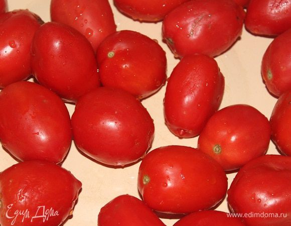 Помидоры вымыть. Я всегда покупаю вот такие чуть вытянутые помидоры. Только я не знаю название сорта. Разрезать пополам. Удалить семена и плодоножки.