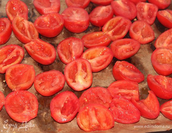 Противень застелить бумагой, смазать маслом. Выложить помидоры.