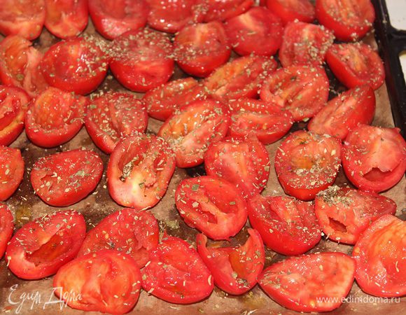 Посыпать солью, травами, сбрызнуть маслом и отправить в разогретую до 130 гр. С духовку на 3-4 часа.