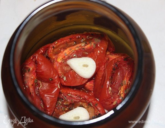 Уложить в банки, прослоить пластинками чеснока и залить все оливковым или растительным маслом. Хранить в холодильнике.