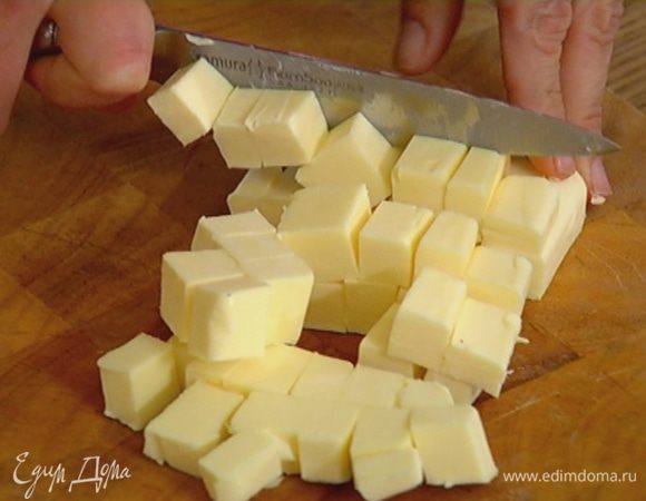 Нарезать небольшими кусочками 150 г предварительно охлажденного сливочного масла.