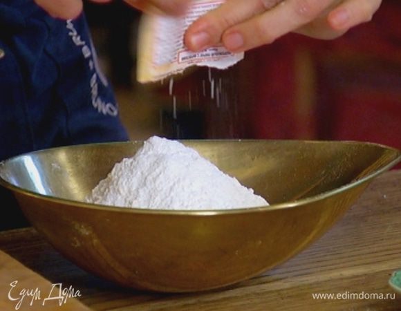 Муку перемешать с разрыхлителем и солью.