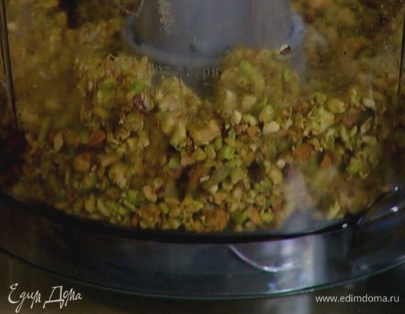Фисташки в блендере или комбайне измельчить в мелкую крошку, затем добавить сливочное масло и взбить все еще немного.