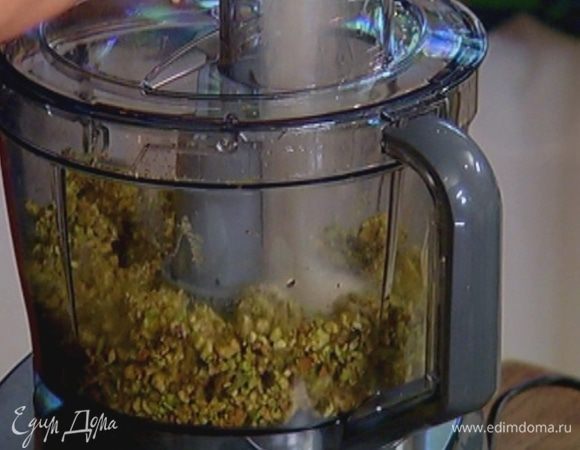 Всыпать сахар и взбить все в однородную массу.