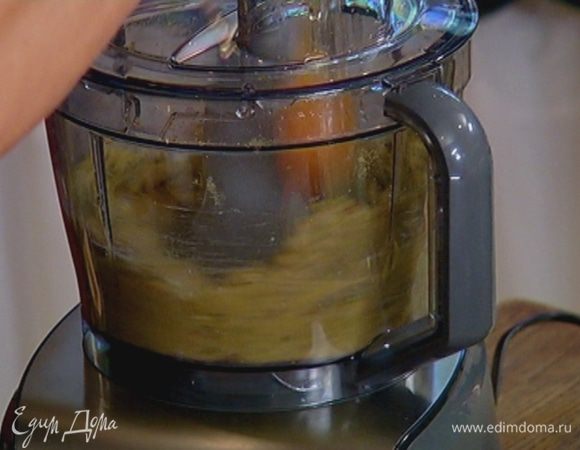 Не прекращая взбивать, по одному ввести яйца.