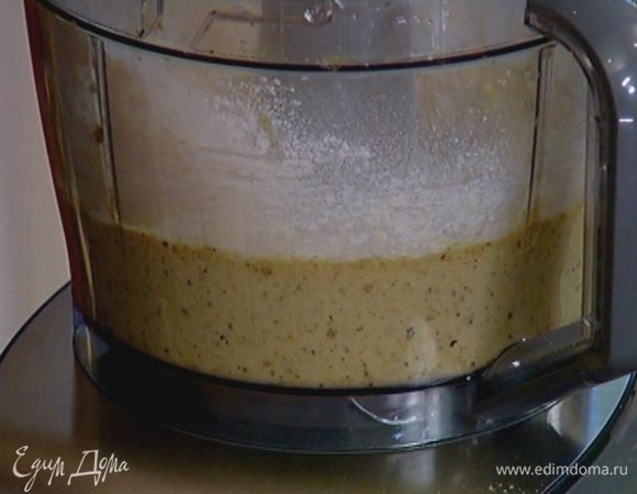 Продолжая взбивать, всыпать часть муки с разрыхлителем, добавить йогурт, затем небольшими порциями ввести оставшуюся муку и вымешать тесто. 
