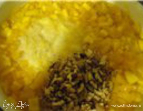 Пока варится, моем лимон, апельсин, снимаем с них теркой цедру, белую мякоть под ней очищаем и выбрасываем,обязательно вытащить косточки, мякоть измельчаем в блендере, (можно мелко порезать, если нет блендера), через 10 минут добавляем фреш из апельсина и лимона, и мелко изрубленные грецкие орехи, аккуратно перемешиваем деревянной лопаткой.