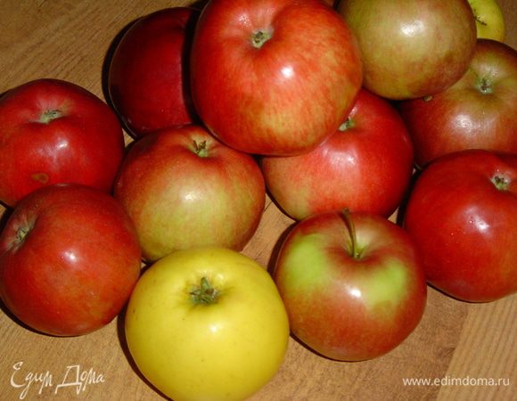 Яблоки очистите, удалите семена и нарежьте кусочками.