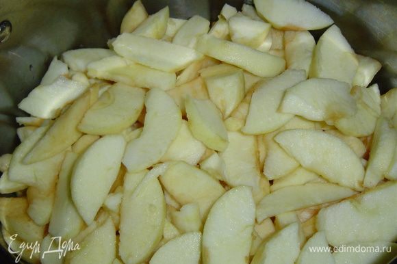 В кастрюлю влейте воду и выложите сверху кусочки яблок, поставьте на медленный огонь, накройте крышкой и тушите до мягкости яблок (где-то 25–30 минут).