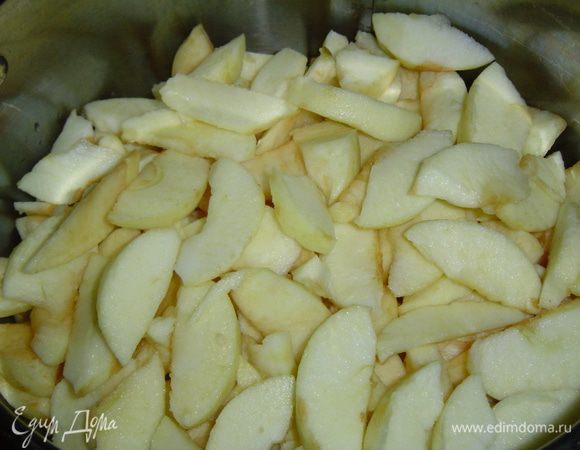 В кастрюлю влейте воду и выложите сверху кусочки яблок, поставьте на медленный огонь, накройте крышкой и тушите до мягкости яблок (где-то 25–30 минут).