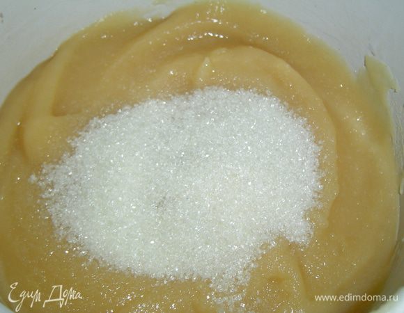 К приготовленному пюре добавьте сахар, перемешайте, поставьте на медленный огонь и доводите до кипения.