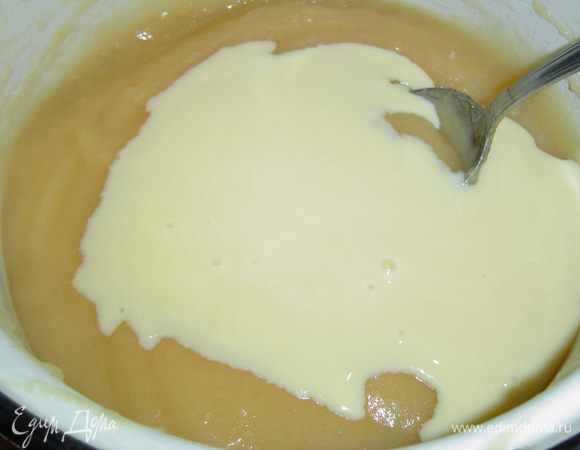 Как только пюре закипит, сразу же добавьте сгущенное молоко, перемешайте и варите, постоянно помешивая, 5 минут.