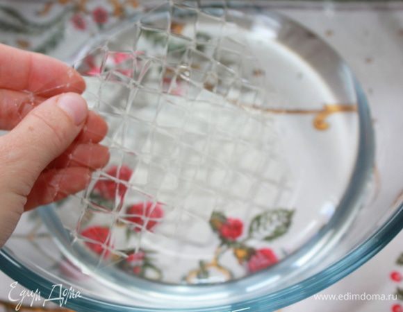 Замочите желатин в холодной воде и дайте ему набухнуть. Смотрите инструкцию на упаковке желатина. Это ВАЖНО: для желирования 500 мл жидкости необходимо: 4 листа (мягкое желе), 5-6 листов (плотное желе). Для панна-котты нужно мягкое желе! 
