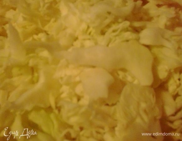 Капусту тонко шинкуем.