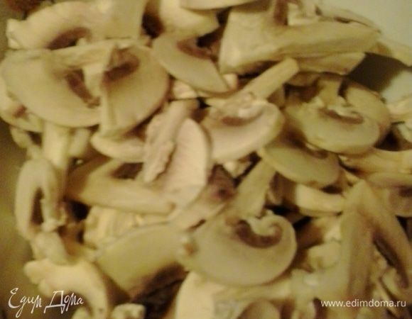 Грибы нарезаем пластинами, яблоко- тонкими дольками.