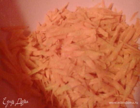  Морковь натираем на крупной терке.