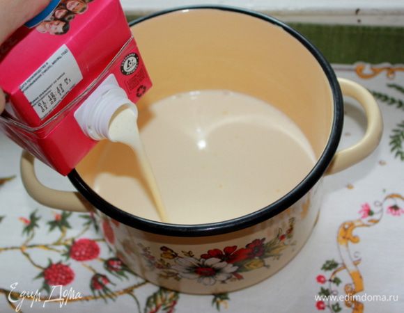 Параллельно, в другом сотейнике, нагрейте сливки с экстрактом ванили. 