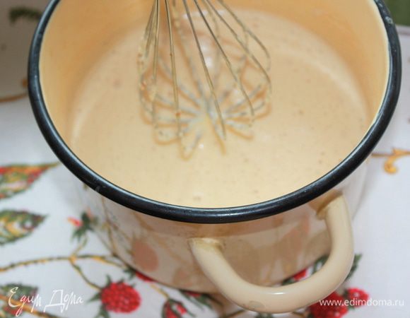 Снимите карамель с огня и тоненькой струйкой влейте в нее горячие сливки. Вливайте сливки небольшими порциями, при этом непрерывно мешая венчиком. 