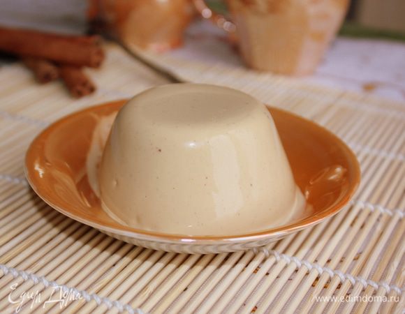 Добавьте желатин, перемешайте. *Листовой желатин необходимо отжать и насухо вытереть полотенцем, чтобы не осталось ни одной капельки воды. 
Остудите смесь до комнатной температуры на холодной водяной бане. Разлейте по формочкам (у меня получилось 4 бокала). Уберите в холодильник до полного застывания, примерно на 3 часа.  