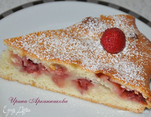 Взбить яйца, добавить сахар, ванилин, соду, гашеную уксусом, кефир и муку. Тесто должно выливаться в форму, но быть густым.