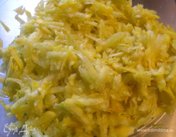 Цукини трем на терке. Оставляем минут на 15, затем хорошо отжимаем мякоть, чтобы избавиться от выделившегося сока.
