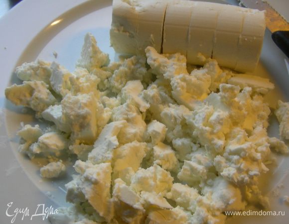 Брынзу или фету режем кубиками (я взяла 50/50 феты и козьего сыра).
