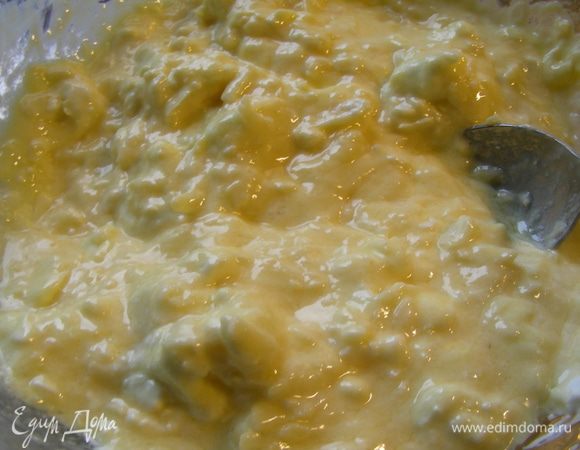 В большой чаше смешиваем все виды сыров. Добавляем йогурт, масло, яйца. Перемешиваем.
