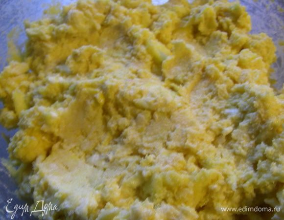 Добавляем цукини. Перемешиваем. Затем муку с разрыхлителем, грибным порошком. Добавляем соль и чесночный порошок по вкусу. Я бы советовала муку добавлять постепенно. В зависимости от размера кабачков и их сочности ее может потребоваться немного больше или меньше. Я добавила всю муку и тесто было очень густое. Получилось хорошо, но я в следующий раз попробую немного поменьше положить. 
