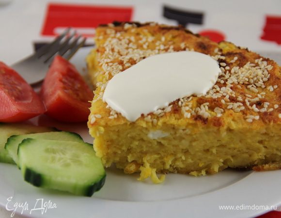 Подаем теплой. Очень вкусно со сметаной или йогуртом (в них еще можно добавить зелени или чеснока) и салатом из свежих овощей. Приятного аппетита))