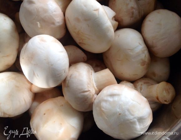 Шампиньоны вымыть и очистить.
