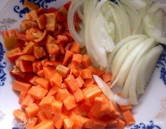 Болгарский перец и морковь нарезать кубиками лук полукольцами...