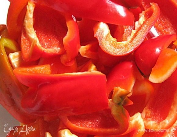 Острый и сладкий перцы очистить от семян и нарезать полосками. 