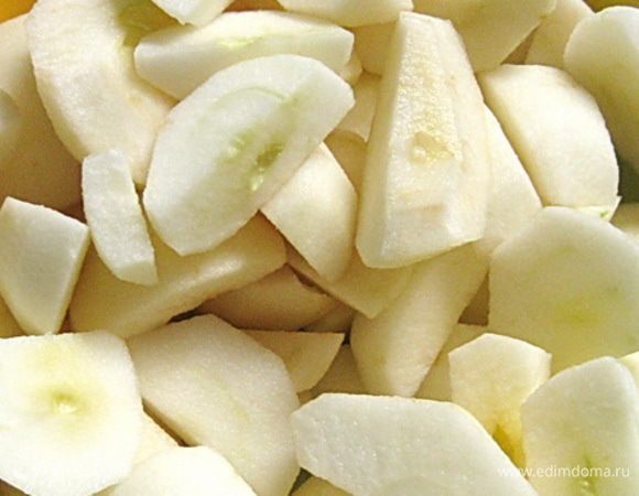 Яблоки очистить от кожуры и семечек и нарезать ломтиками. 