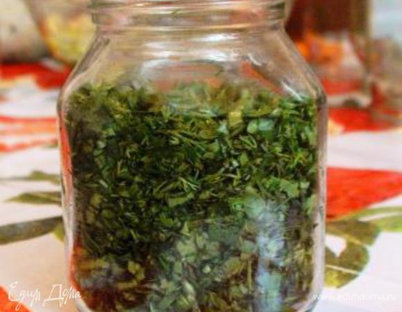 Утрамбовать зелень в банку до плечиков.