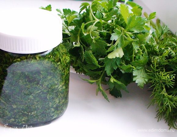 Хранить на нижней полке холодильника.