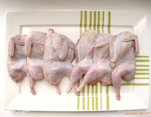 Перепелов тщательно вымыть и разрезать на две части вдоль.
