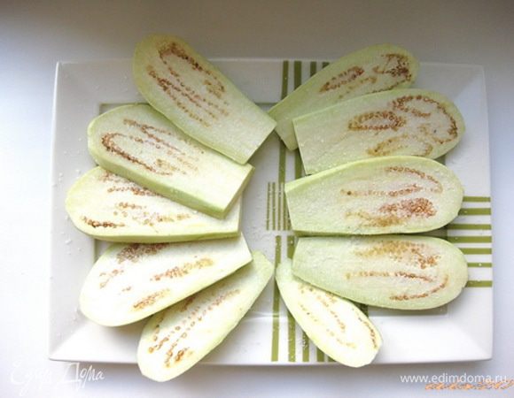 В это время баклажаны очистить от кожицы и нарезать пластинками, посолить и дать полежать минут 15. Затем тщательно промыть.