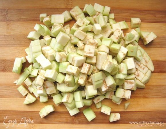 Нарезать баклажаны кубиками 