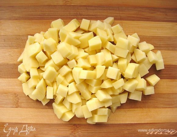 Картофель очистить и нарезать кубиком некрупно.