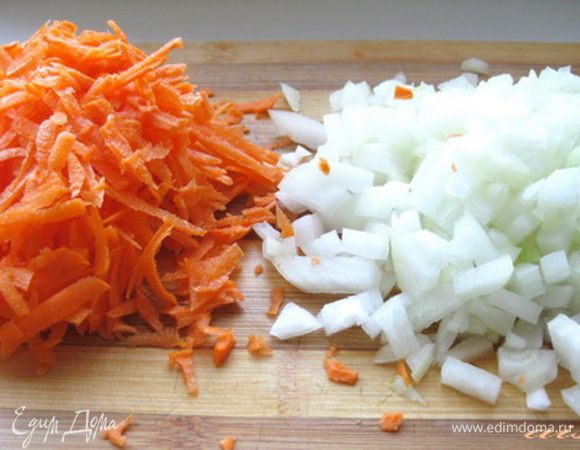 Оставшиеся лук и морковь очистить. Лук мелко нарезать, морковь натереть на крупной терке. Овощи пассеровать.