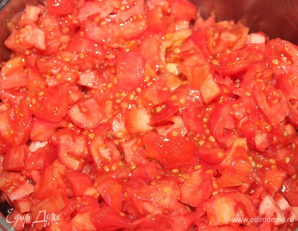 Нарезать кубиками и положить в кастрюльку, желательно, чтобы дно было толстое. 