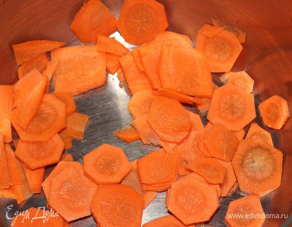 Морковь очистить и нарезать кружочками. 