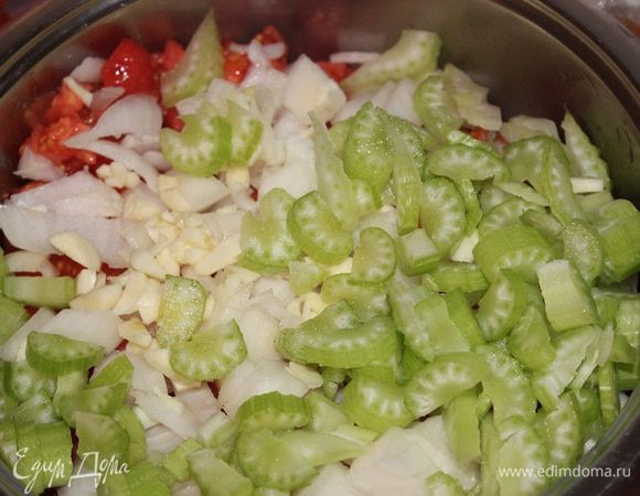 Чеснок (4-5 зубчиков) и сельдерей нарезать кусочками, Лук (1 шт.) нарезать полукольцами, отправить к помидорам. 