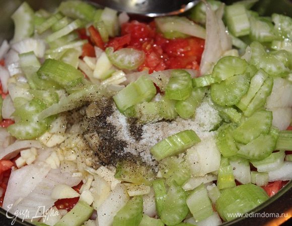 Посолить (1 ст.л.) поперчить, и влить оливковое масло (200 мл). 